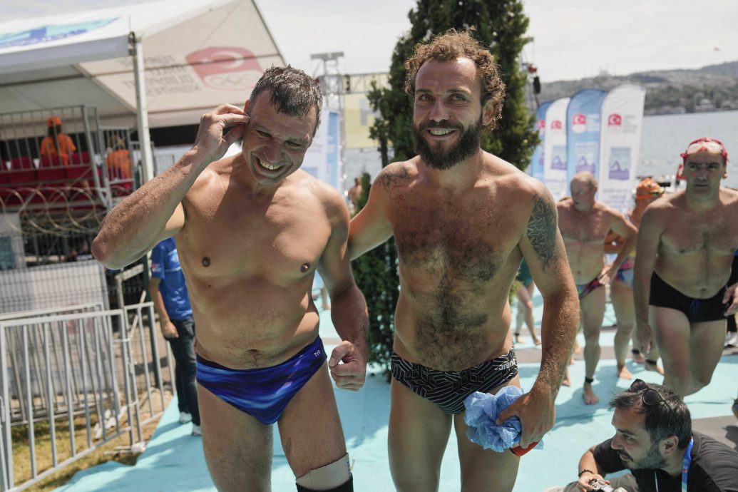 乌克兰退伍军人克服战争伤痛　泳渡伊斯坦布尔海峡