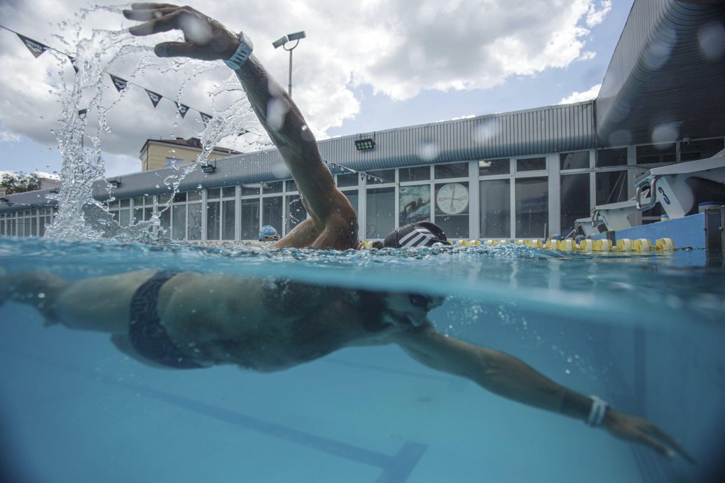 乌克兰退伍军人克服战争伤痛　泳渡伊斯坦布尔海峡