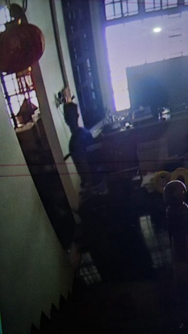 乌龙贼持刀入屋盗手机 人走留下半瓶酒