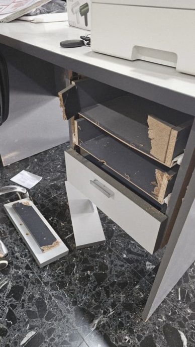 乌龙贼持刀入屋盗手机 人走留下半瓶酒