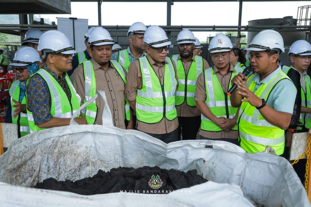 了解渗水处理和沼气发电 怡市长率队访甲板垃圾场