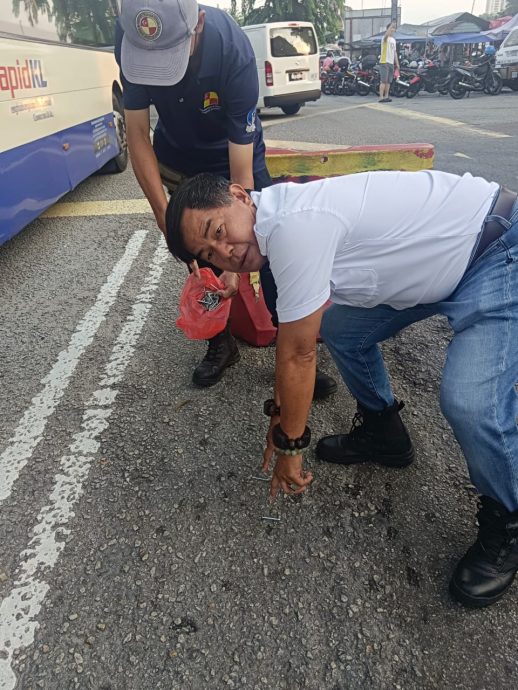 五六十支钢钉散落路中 小贩疑有心人所为