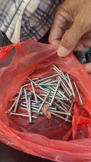 五六十支钢钉散落路中 小贩疑有心人所为