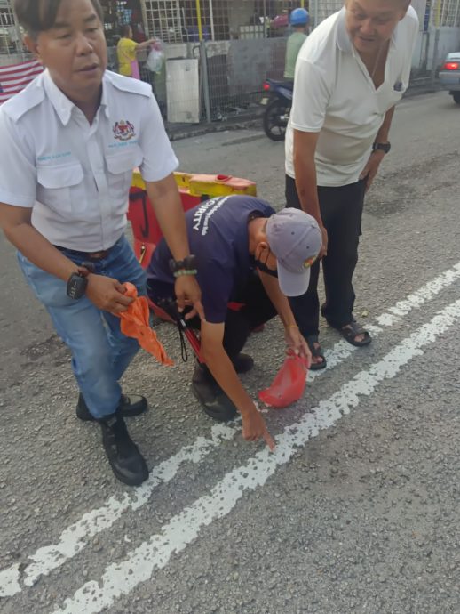 五六十支钢钉散落路中 小贩疑有心人所为