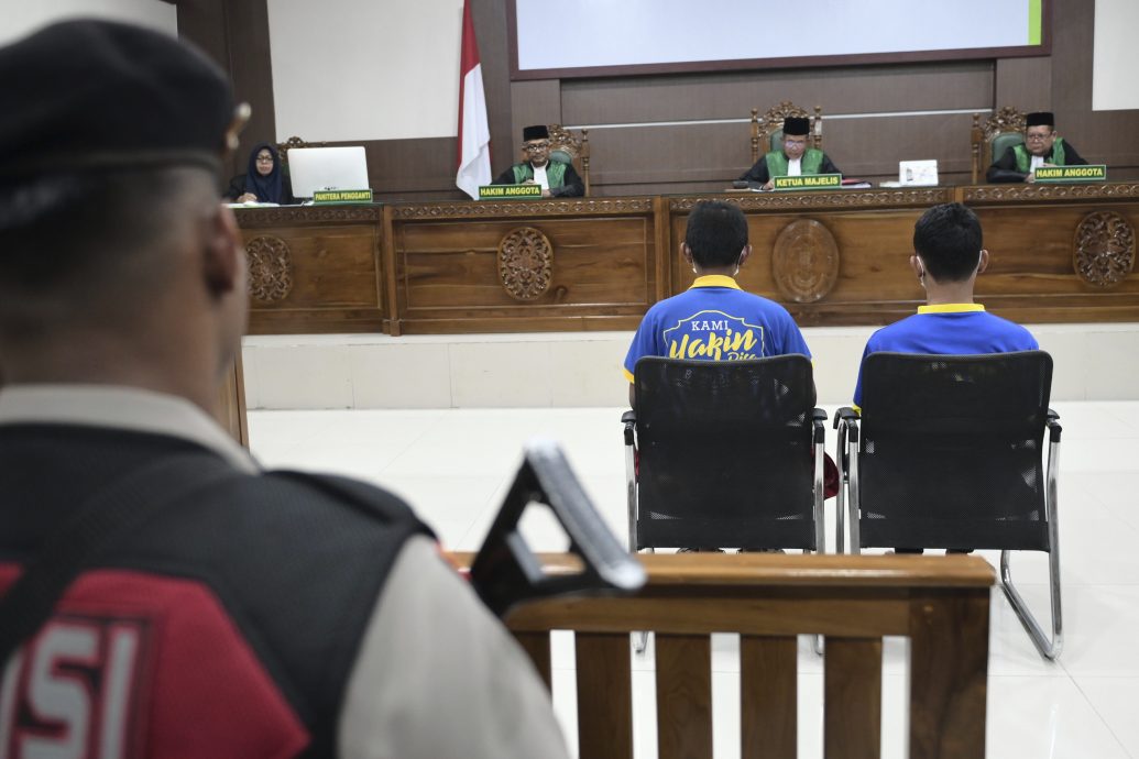 亲吻拥抱被认定性犯罪 亚齐法院判2男公开鞭刑80下