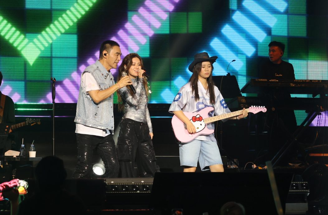 以寸头造型携女来马开唱 阿B遥送生日歌贺阿伦