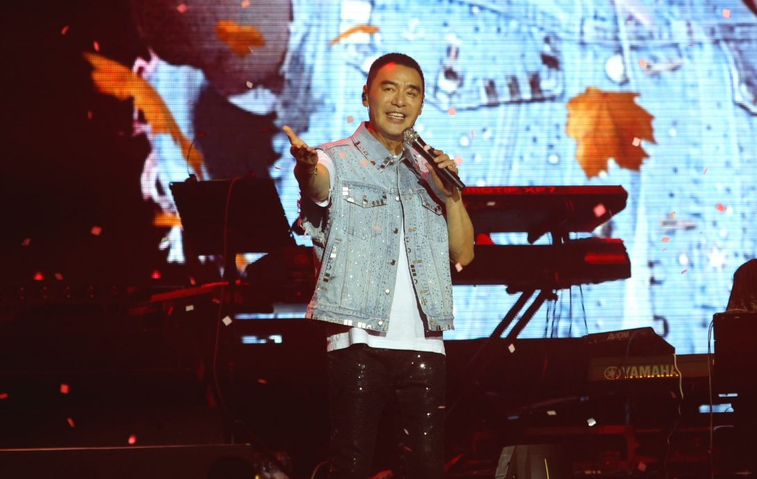 以寸头造型携女来马开唱 阿B遥送生日歌贺阿伦