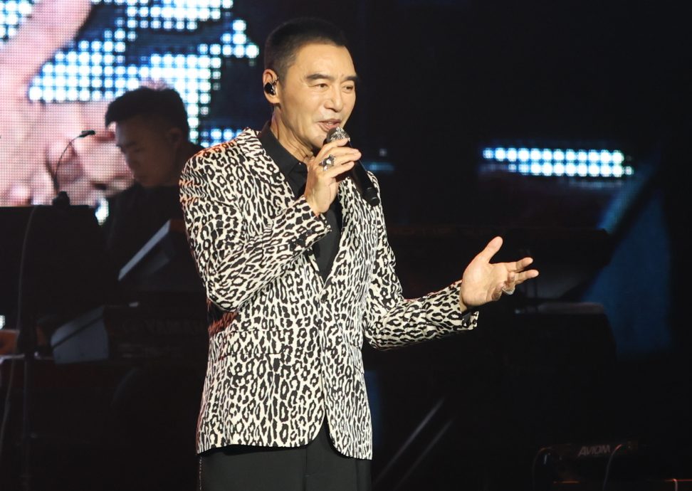 以寸头造型携女来马开唱 阿B遥送生日歌贺阿伦