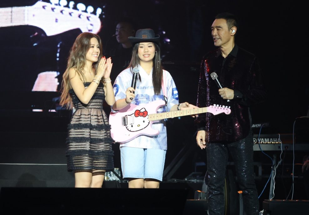 以寸头造型携女来马开唱 阿B遥送生日歌贺阿伦