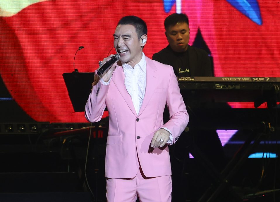 以寸头造型携女来马开唱 阿B遥送生日歌贺阿伦