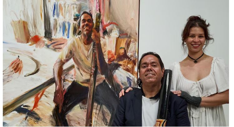 以指为笔完成肖像画 神经受伤艺术家获奖