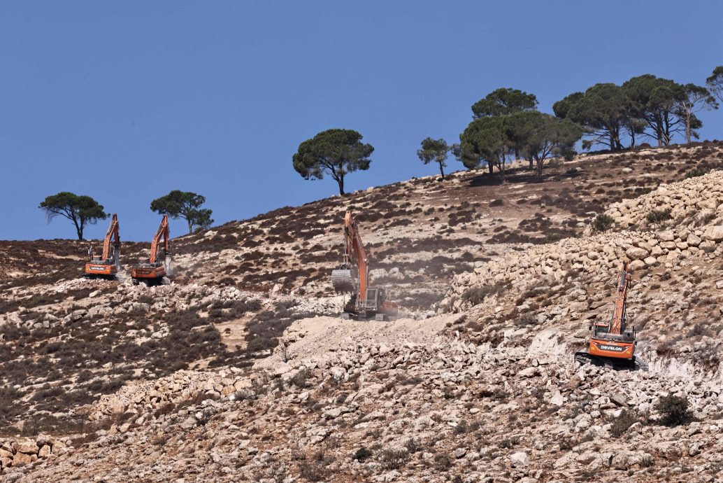 以色列出动挖土机夷平土地　约旦河西岸树木连根拔起