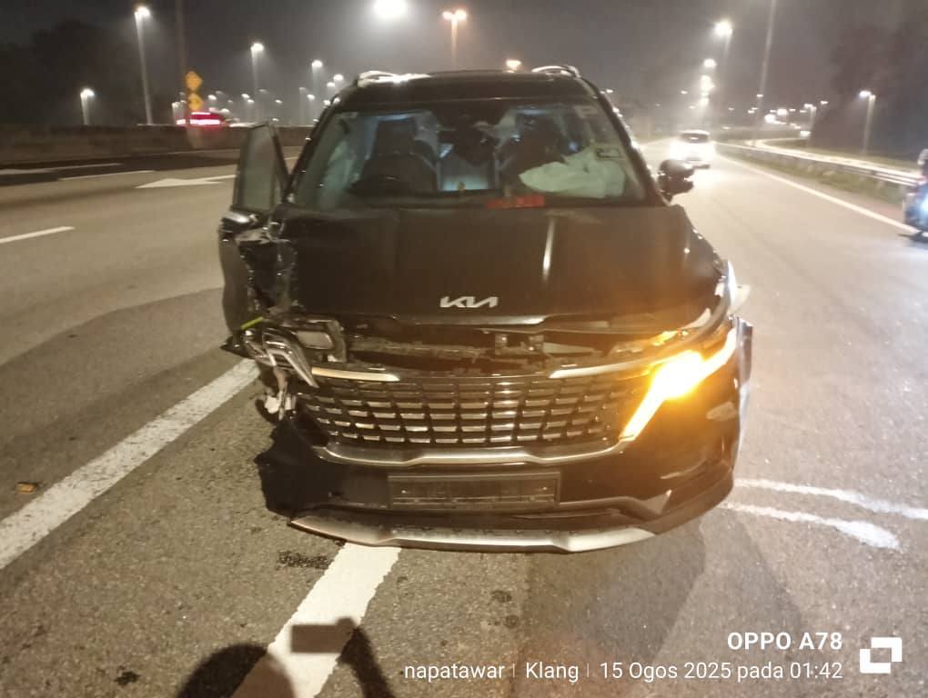 休旅车飞速驾驶避不及撞轿车 现场的火海宛如电影场面