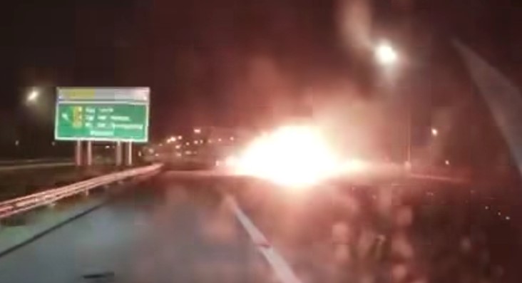 休旅车飞速驾驶避不及撞轿车 现场的火海宛如电影场面