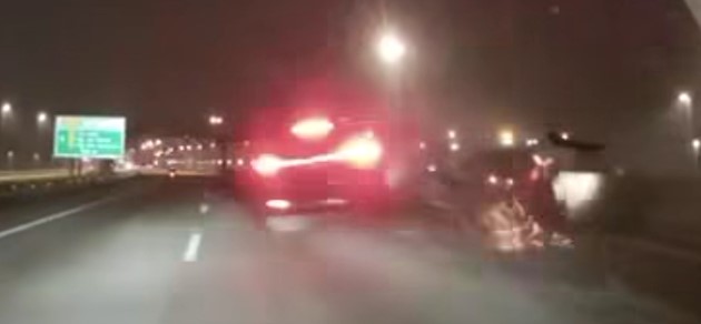 休旅车飞速驾驶避不及撞轿车 现场的火海宛如电影场面