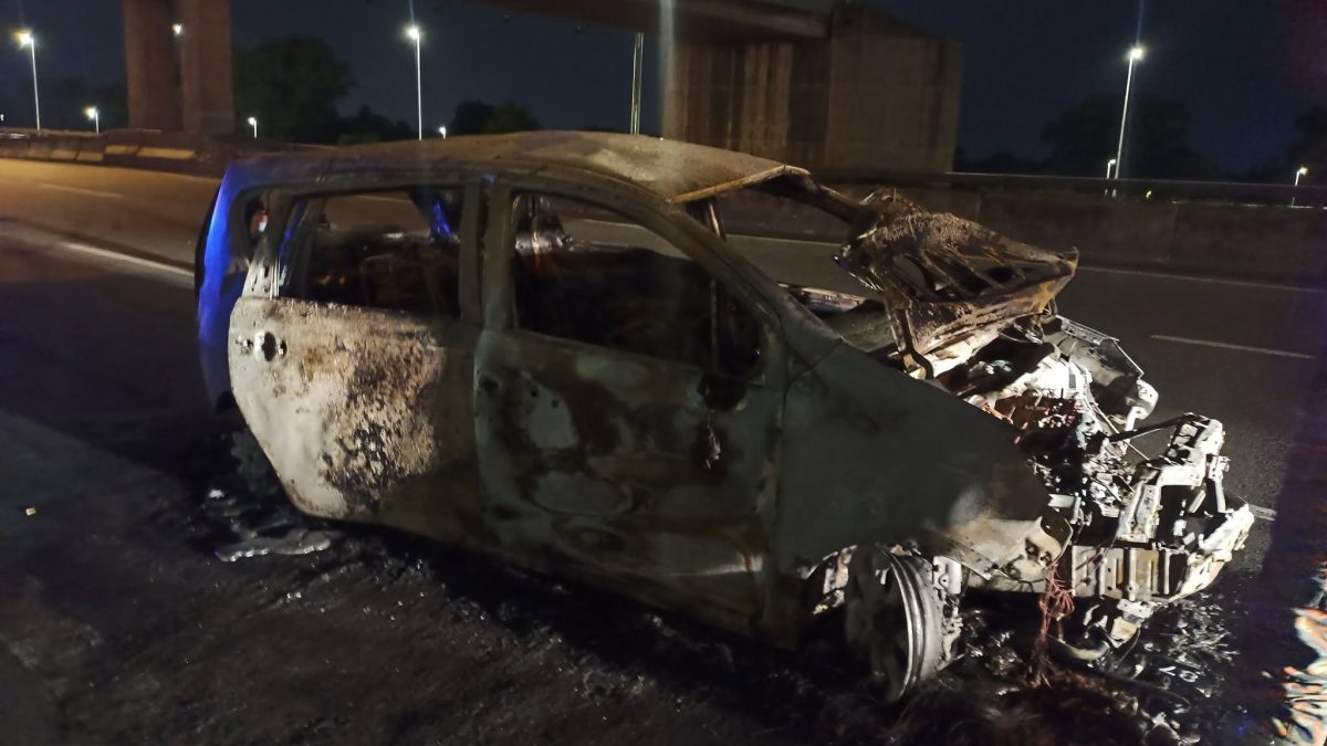 休旅车飞速驾驶避不及撞轿车 现场的火海宛如电影场面