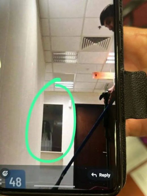 传这个政府大楼闹鬼！ 告示牌摇晃惊见“阿飘”