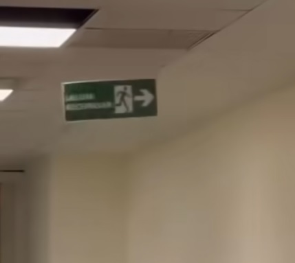 传这个政府大楼闹鬼！ 告示牌摇晃惊见“阿飘”