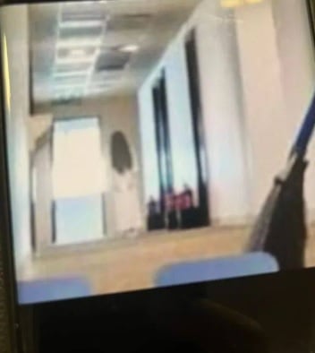 传这个政府大楼闹鬼！ 告示牌摇晃惊见“阿飘”