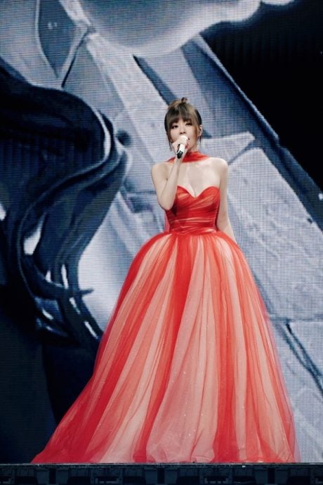 伸个懒腰手掌就流血 张靓颖：开始惜命