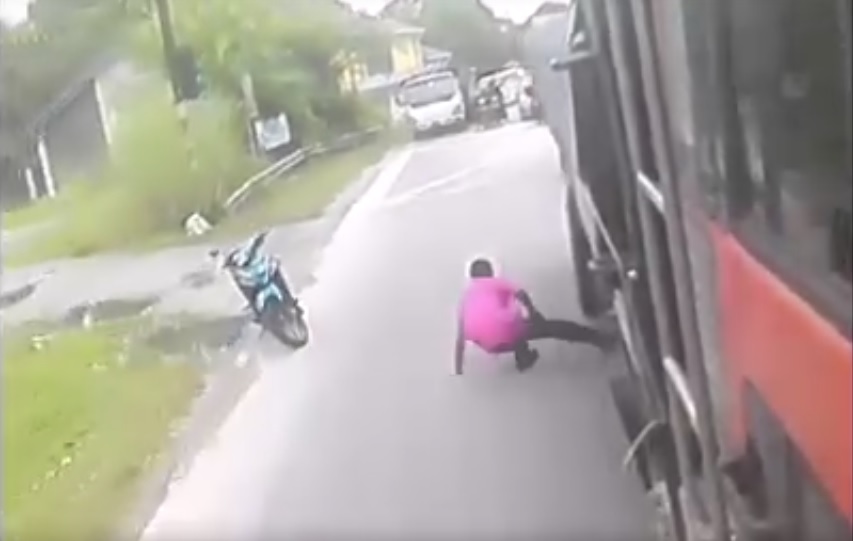 伸脚“碰瓷”罗里被辗伤 警方：嫌犯涉毒拥21项前科