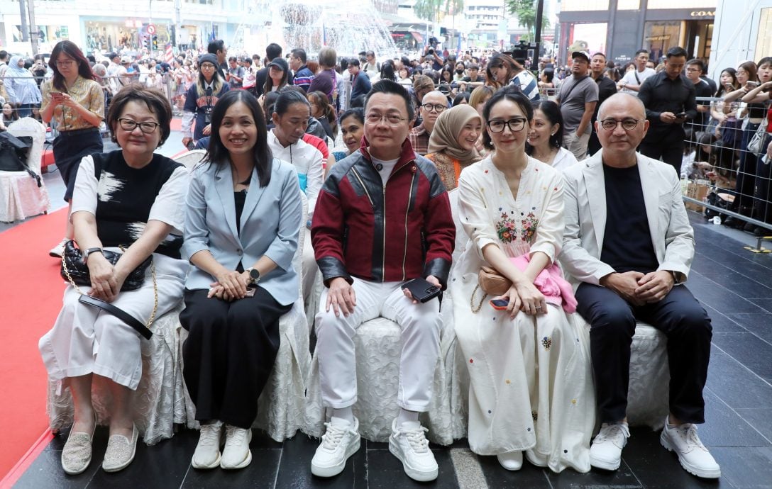 低调亮相《摇篮凡世》见面会 柏安妮台下支持爱女许恩怡