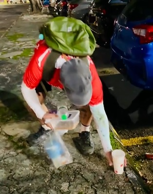 体育馆外满地垃圾 游客傻眼“丹州人都是垃圾虫?”