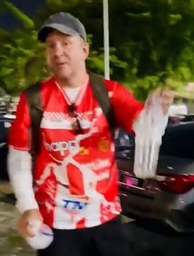 体育馆外满地垃圾 游客傻眼“丹州人都是垃圾虫?”