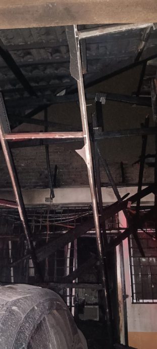 供星洲网/住宅凌晨火灾，一家五口吸入过多浓烟送院治疗