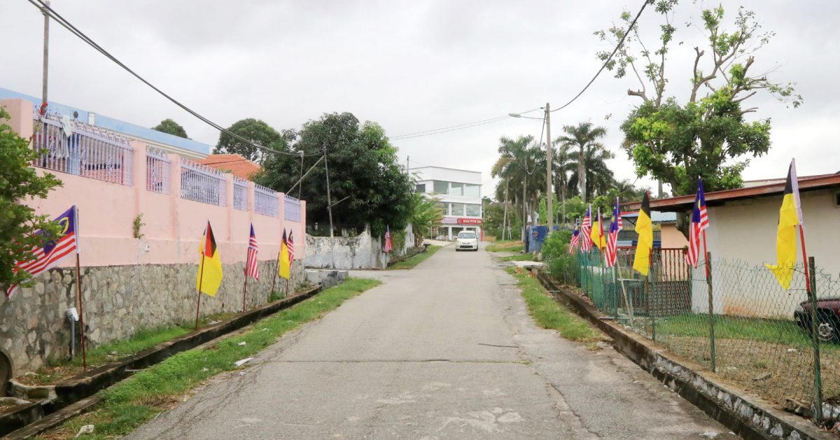 供星洲网/州内挂国旗反应不理想，森政府下令7000公务员国庆月期间要在住家挂国旗！