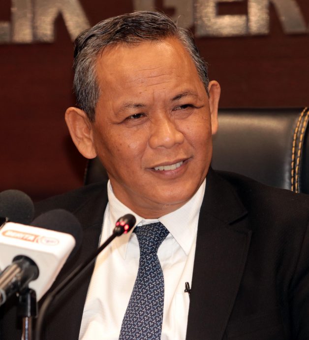 供星洲网/州内挂国旗反应不理想，森政府下令7000公务员国庆月期间要在住家挂国旗！