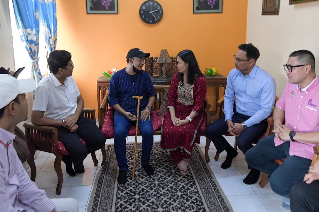 供星洲网：前饶舌歌手连吃7粒榴梿中风 “看医生时满嘴榴梿味”