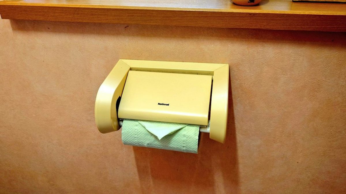 供星洲网:厕纸用完“折回三角形”才有礼貌?业者吁“不要再折”