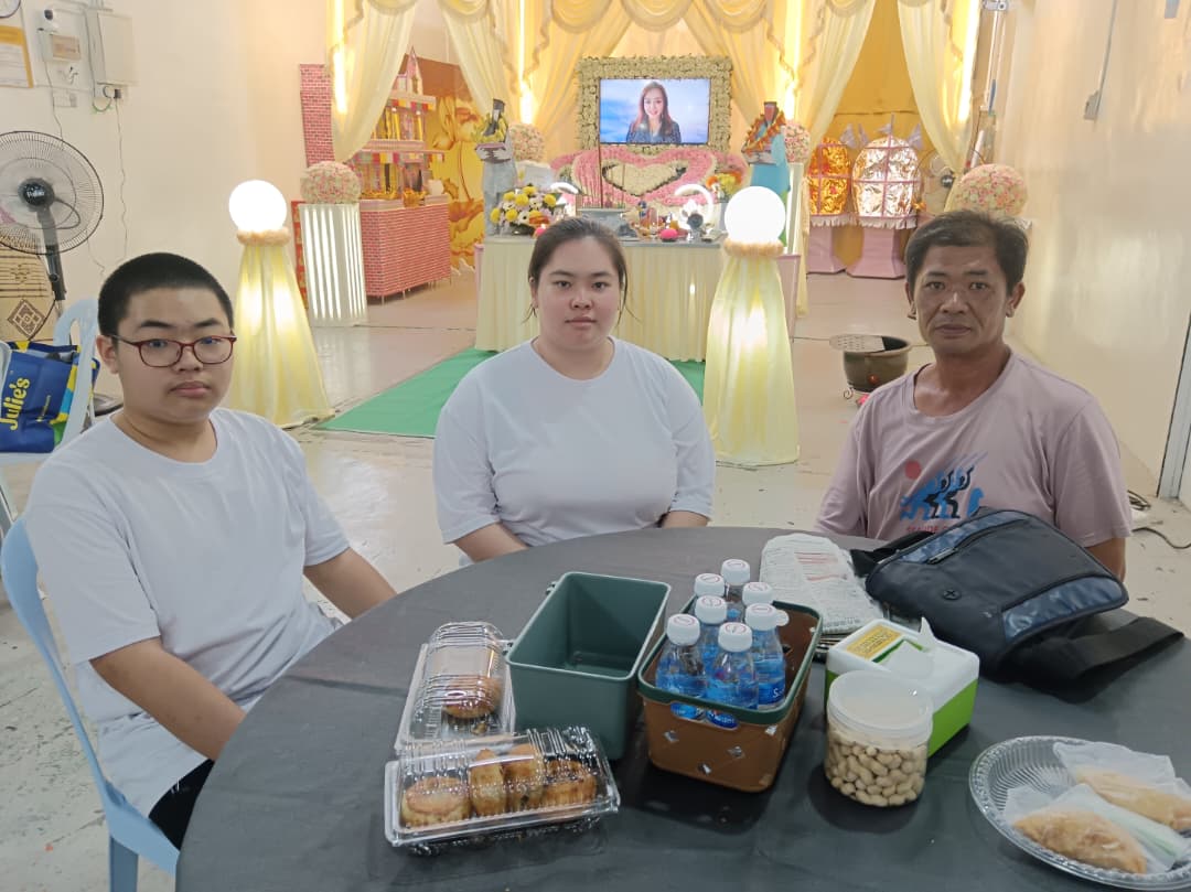 供星洲网：女校长何雯凤丈夫：接到电话时只知道昏迷，半路却被告知“人没了”..我强忍眼泪见她