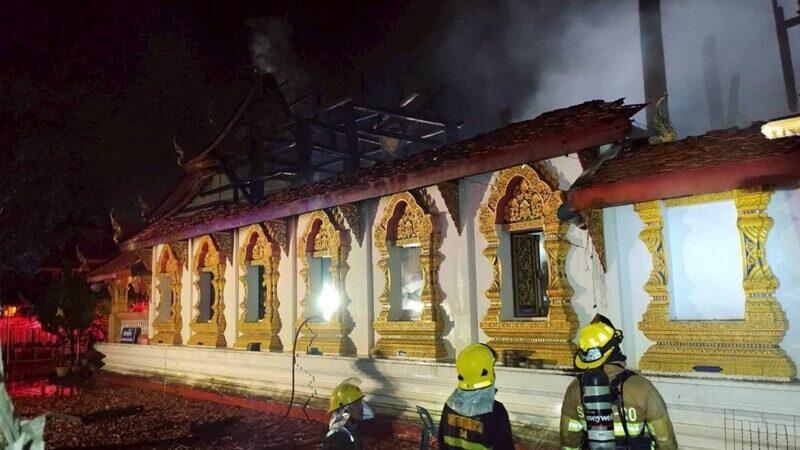 供星洲网:清迈佛寺失火烧毁屋顶 初估损失300万铢