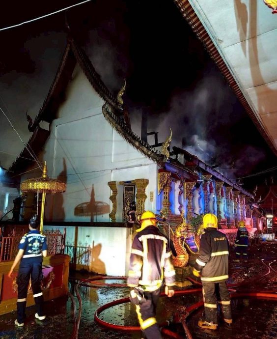 供星洲网:清迈佛寺失火烧毁屋顶 初估损失300万铢