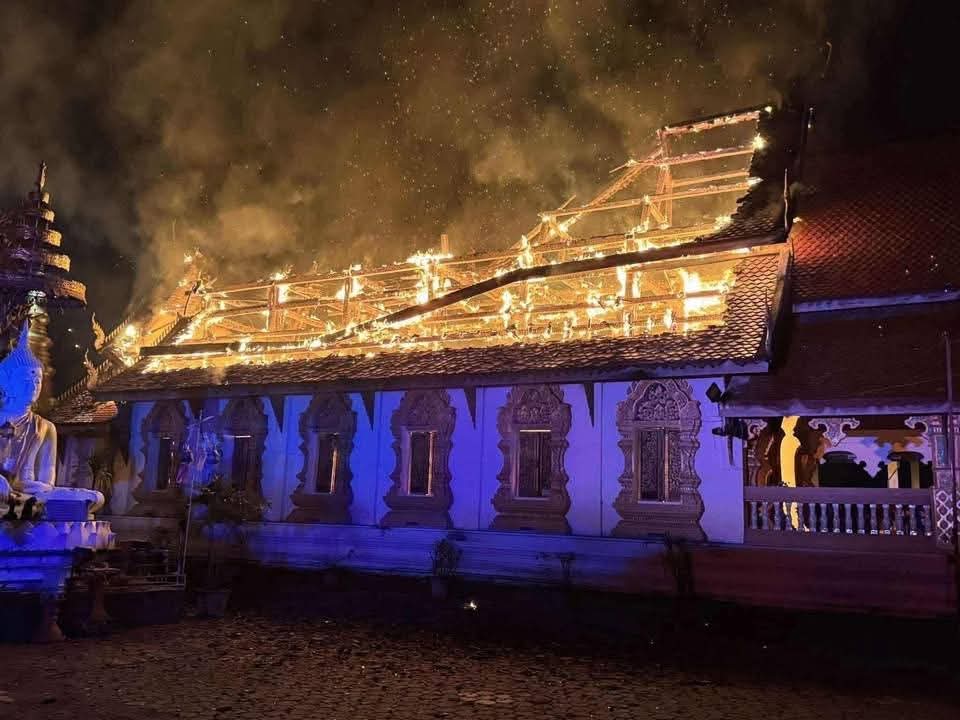 供星洲网:清迈佛寺失火烧毁屋顶 初估损失300万铢