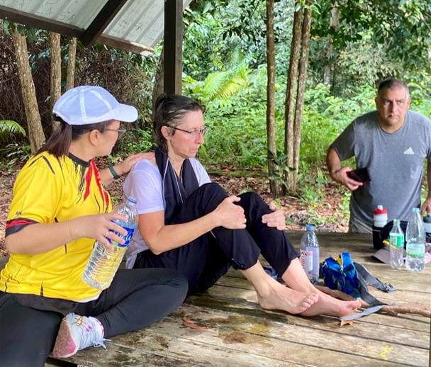 供星洲网:美籍女游客登山时呼吸困难,消拯员入山救人