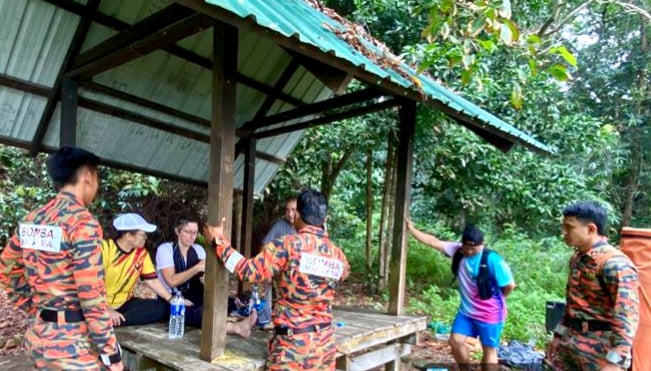 供星洲网:美籍女游客登山时呼吸困难,消拯员入山救人
