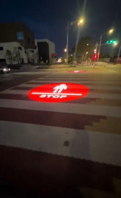 供星洲网:视频|过马路不用看交通灯?大马“这个”住宅区有投影斑马线