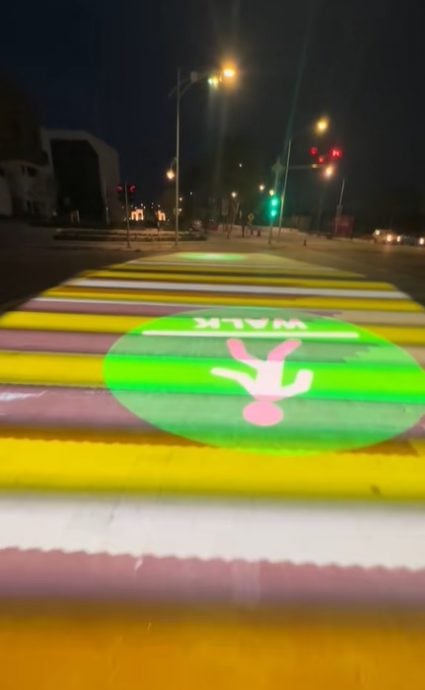 供星洲网:视频|过马路不用看交通灯?大马“这个”住宅区有投影斑马线