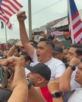 倒挂国旗| 巫青团长阿克马抵达