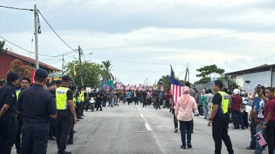 倒挂国旗| 巫青团长阿克马抵达