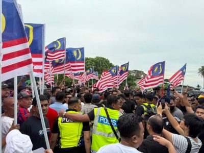 倒挂国旗| 巫青团长阿克马抵达