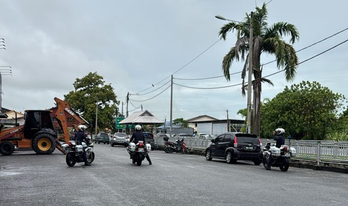 倒挂国旗|五金店没有开业