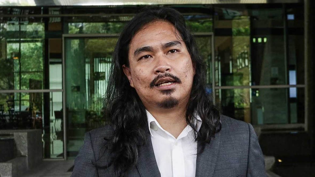 倒挂国旗|捍卫自由律师团也去五金店 “要当面教育阿克马”