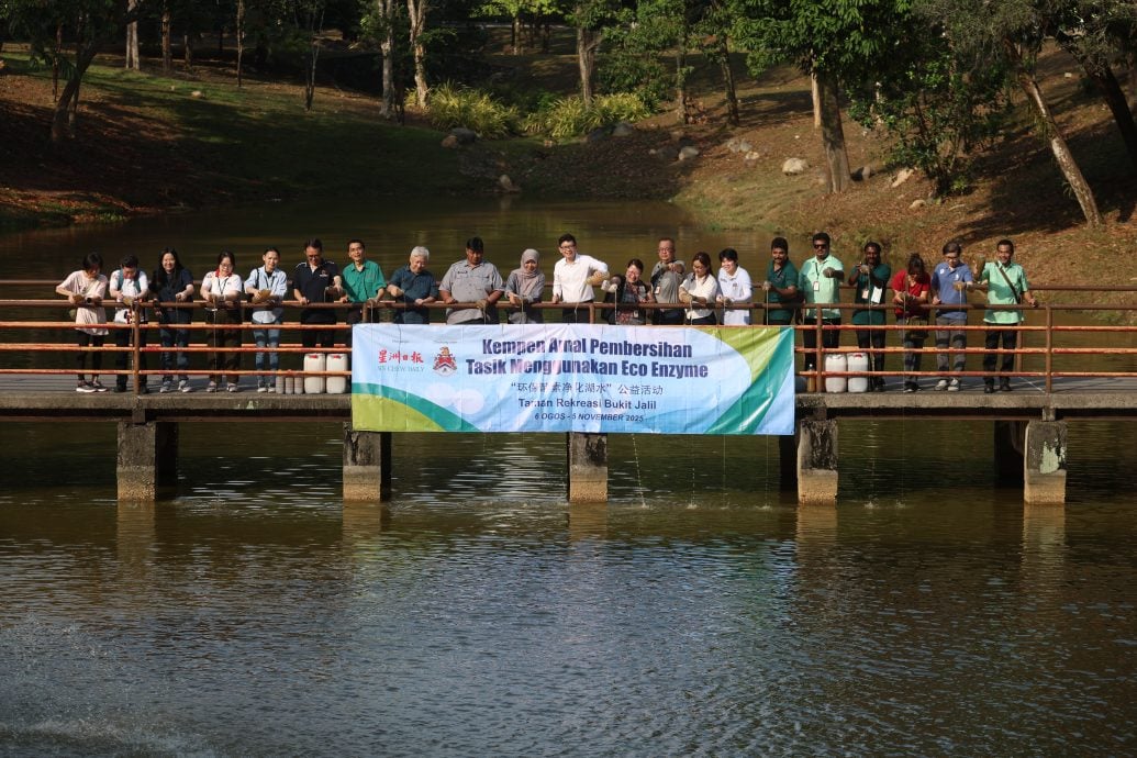 倒环保酵素净化湖水《星洲日报》迈向永续未来一大步！