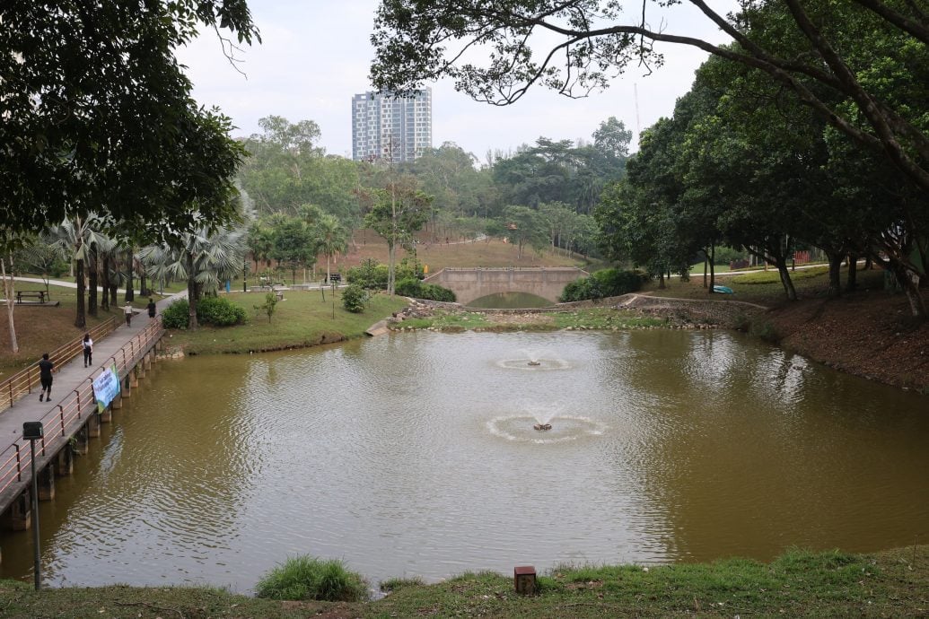 倒环保酵素净化湖水《星洲日报》迈向永续未来一大步！