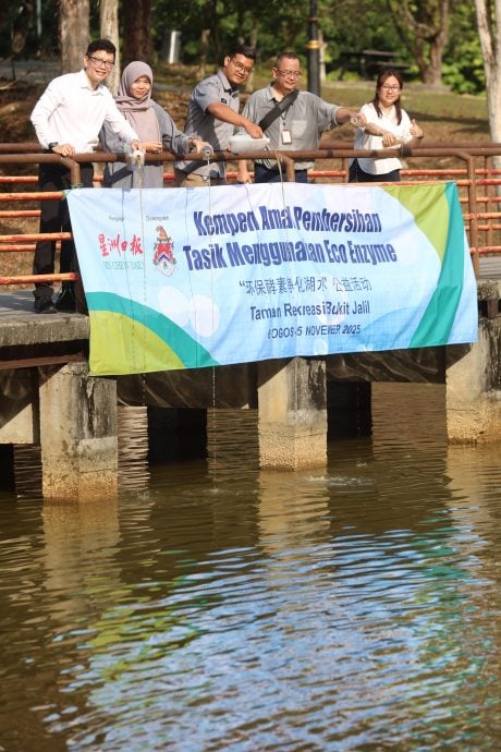 倒环保酵素净化湖水《星洲日报》迈向永续未来一大步！