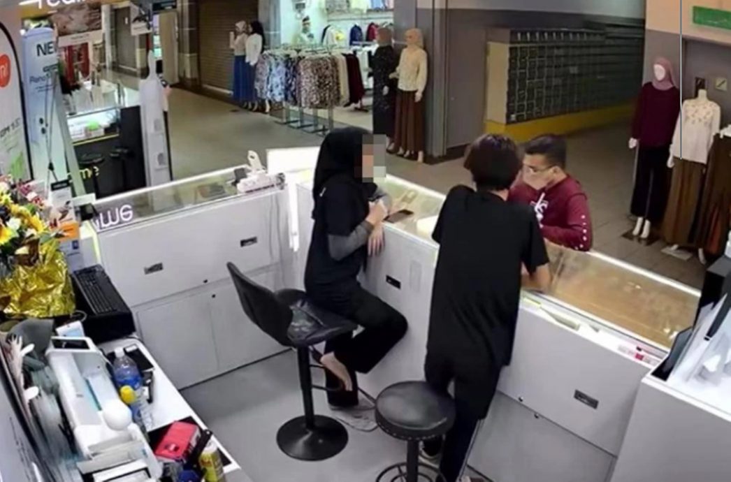 假装顾客上门选购，外籍男子于百利广场偷走3部手机。